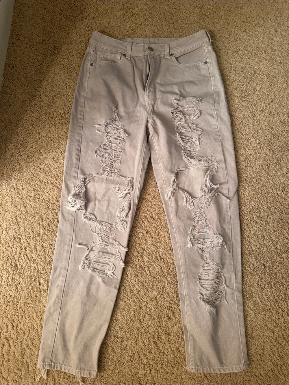 NWOT- American Eagle Outfitters Distressed Boyfriend Jeans in Light Gray